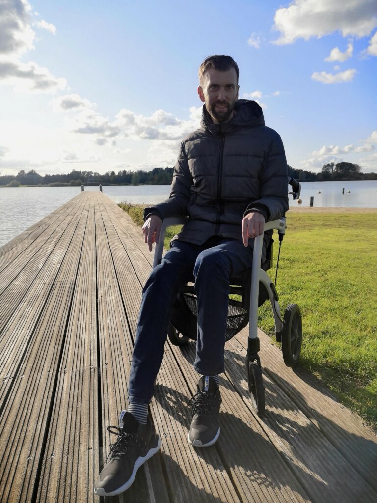 Ik stop je in een porseleinen kast en haal je na het corona virus eruit goed….
